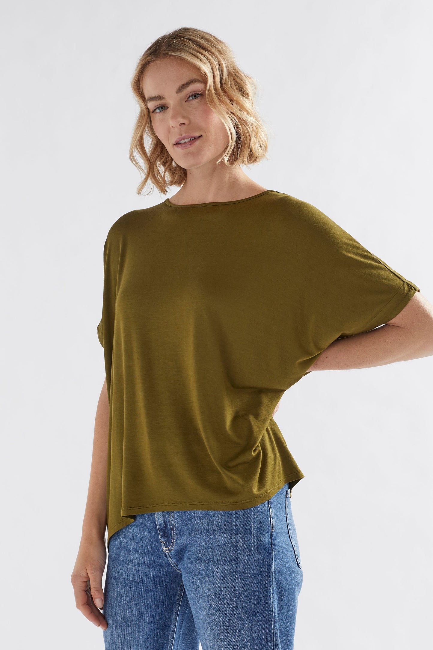 Telse Relaxed Stretch T-shirt Model Front | DARK CITRONELLE