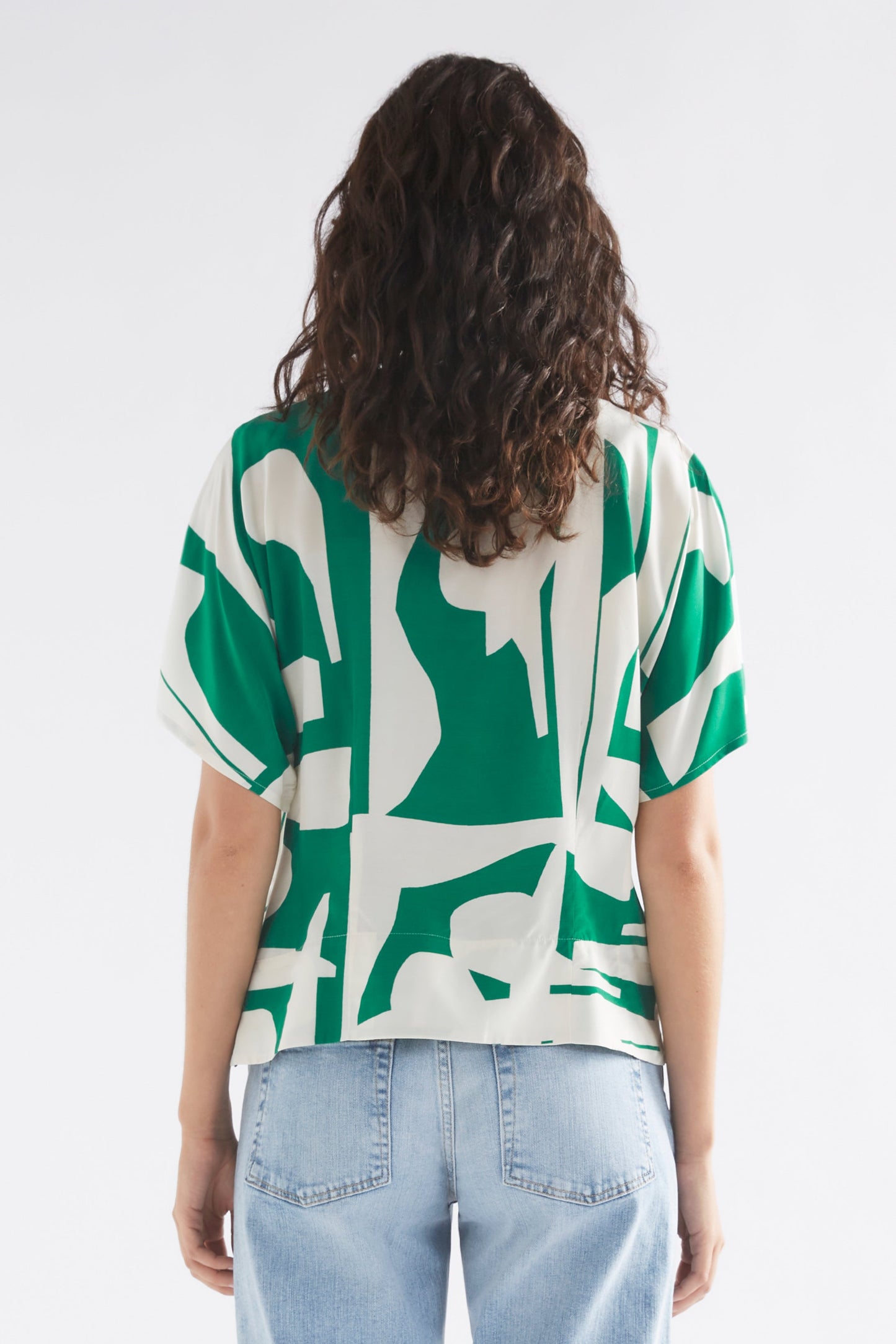 Hanne Silky Geometric Print Short Sleeve Top Model Back | GREEN BRAQUE PRINT