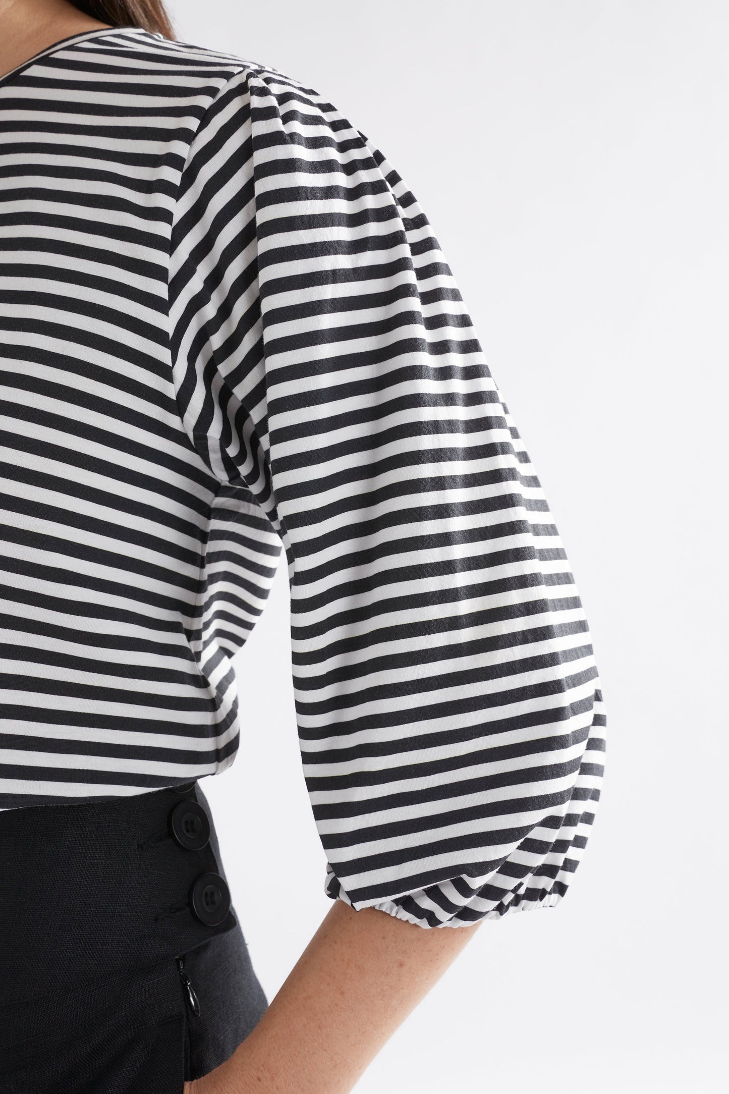 Maer Organic Cotton Balloon Sleeve Jersey Top Model Detail | BLACK WHITE