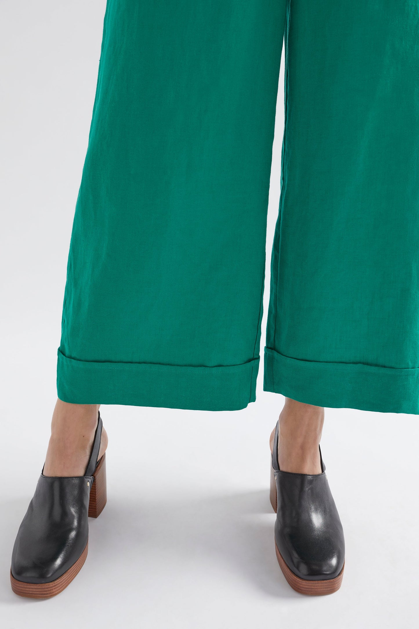 Vassa Wide Leg Linen Culotte Model Cuff detail | JEWEL GREEN
