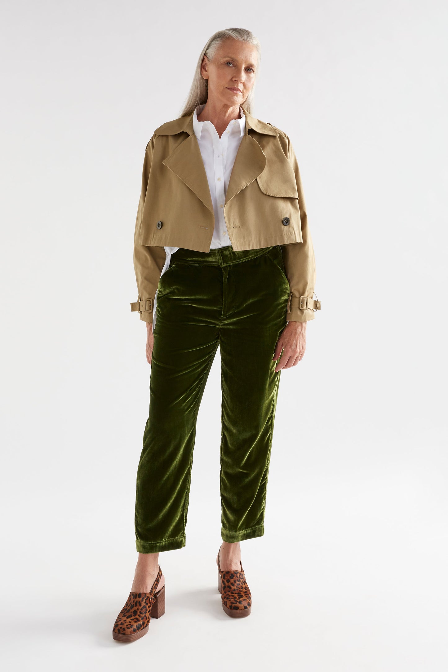 Ruoy Organic Cotton Twill Cropped Trench Style Jacket Model Full Body | SANDSTONE