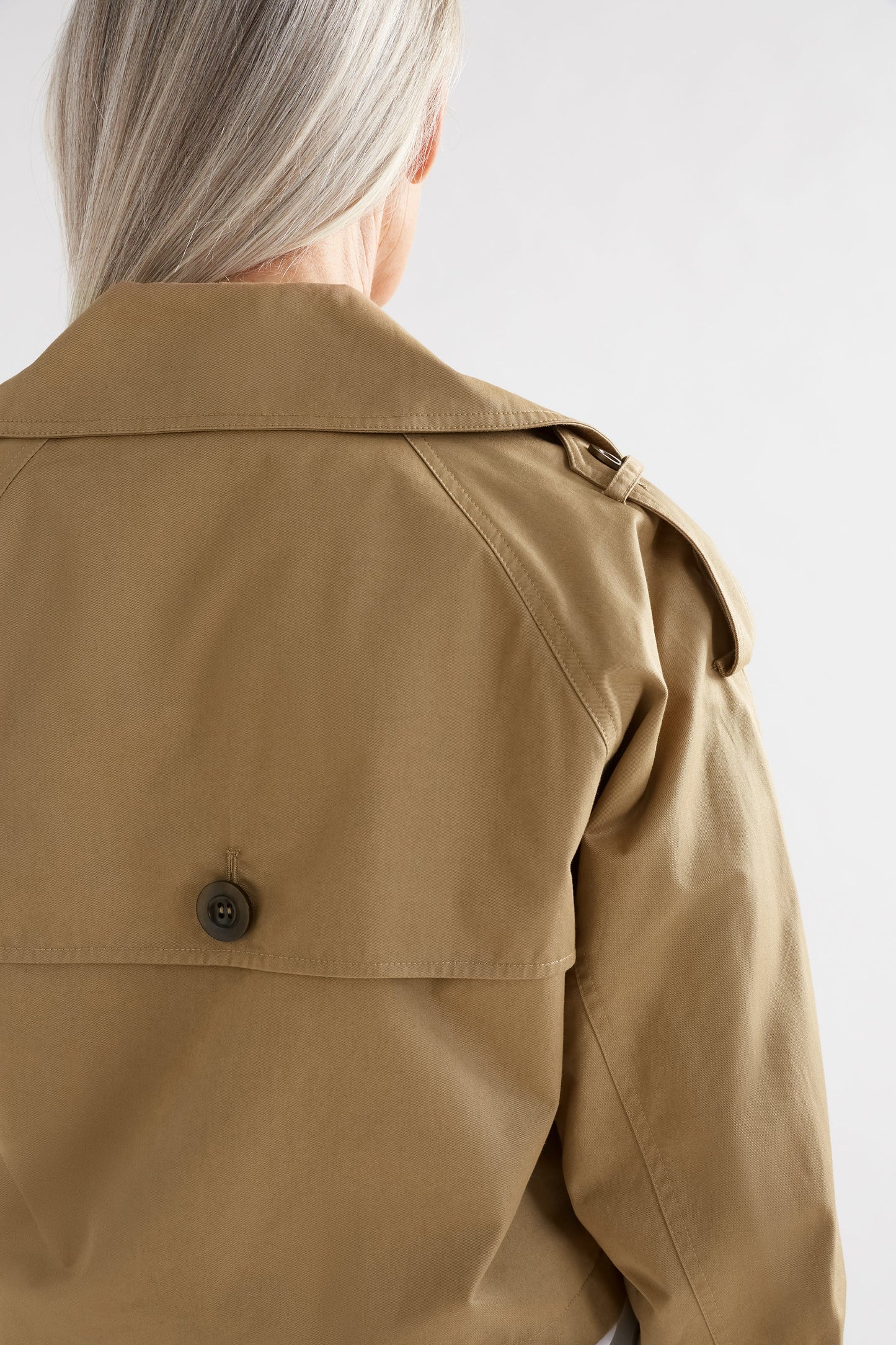 Ruoy Organic Cotton Twill Cropped Trench Style Jacket Model back Detail | SANDSTONE