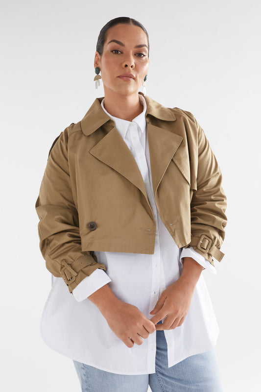 Ruoy Organic Cotton Twill Cropped Trench Style Jacket Curve Model Front | SANDSTONE