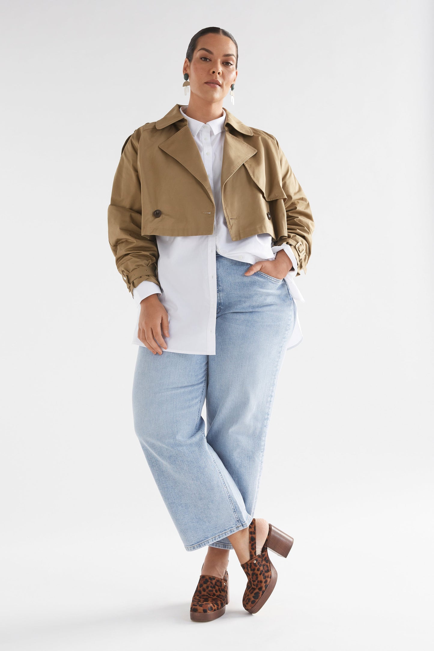Ruoy Organic Cotton Twill Cropped Trench Style Jacket Curve Model Front Full Body | SANDSTONE