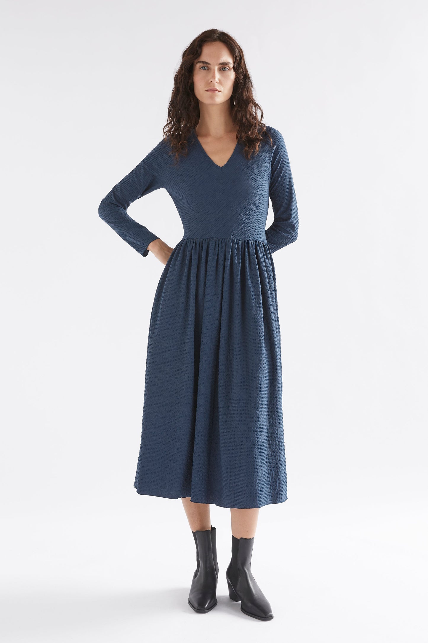 Bubbel Textured Seersucker-like Long Sleeve V-neck Long Dress Model Front | DEEP SEA BLUE