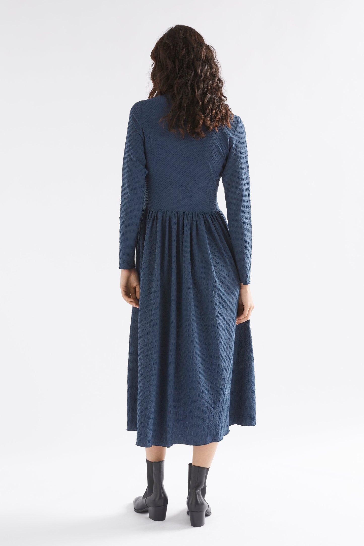 Deor Textured Seersucker-like Long Sleeve V-neck Long DressModel Back | DEEP SEA BLUE
