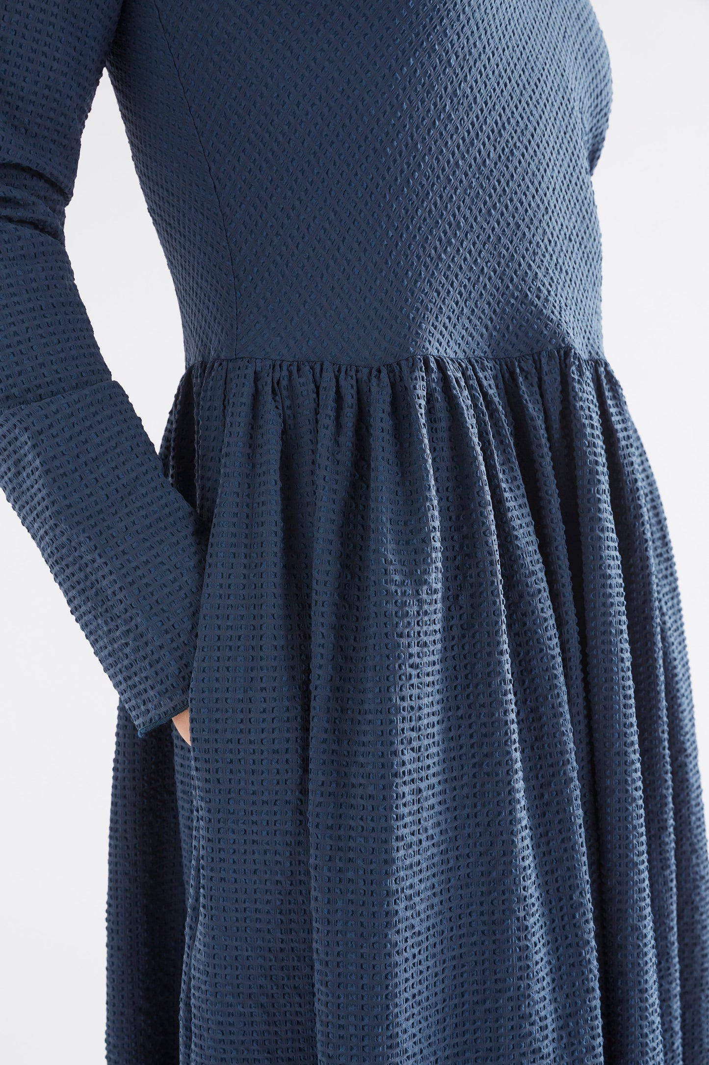 Deor Textured Seersucker-like Long Sleeve V-neck Long Dress Model Detail | DEEP SEA BLUE