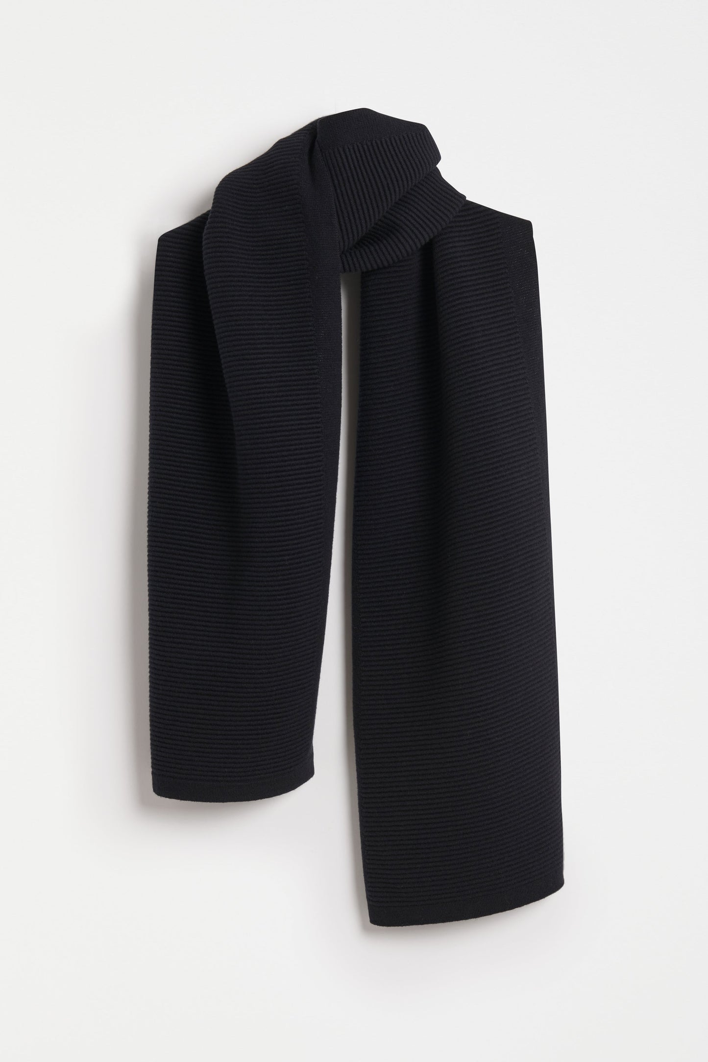 Neiu Cotton Merino Wool Scarf Model Detail | BLACK