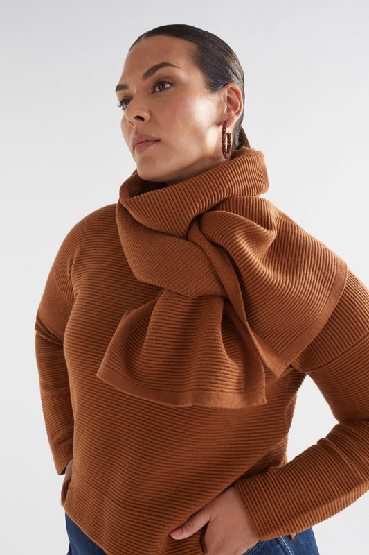 Neiu Cotton Merino Wool Scarf Model Detail | COPPER
