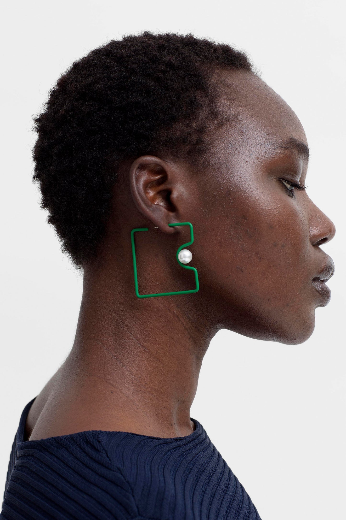 Osta Fine Square Pearl Hoop Earring Model | ALOE GREEN