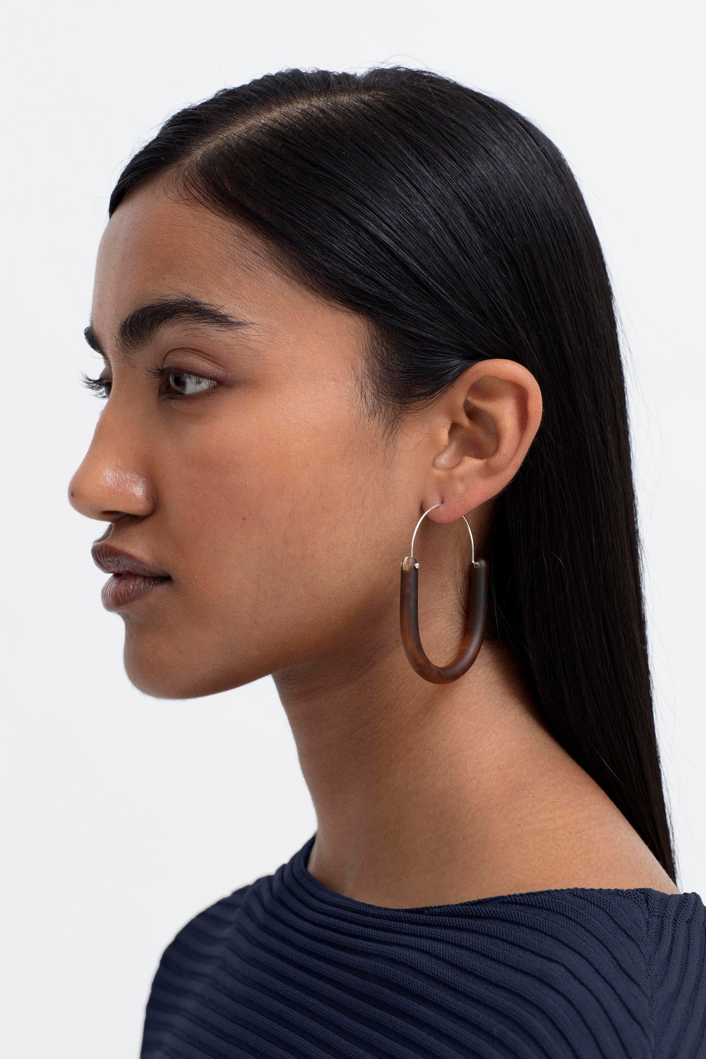 Aki Resin and Metal Oval Hoop Earring Model | TORTOISE SHELL
