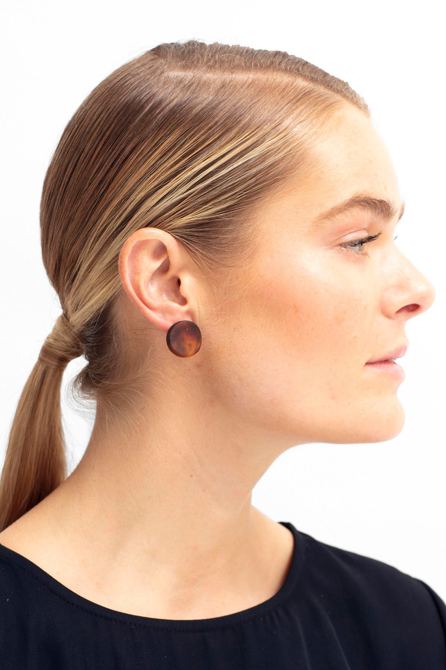 Aki Organic Circular Shaped Resin Stud Earring Model | TORTOISE SHELL