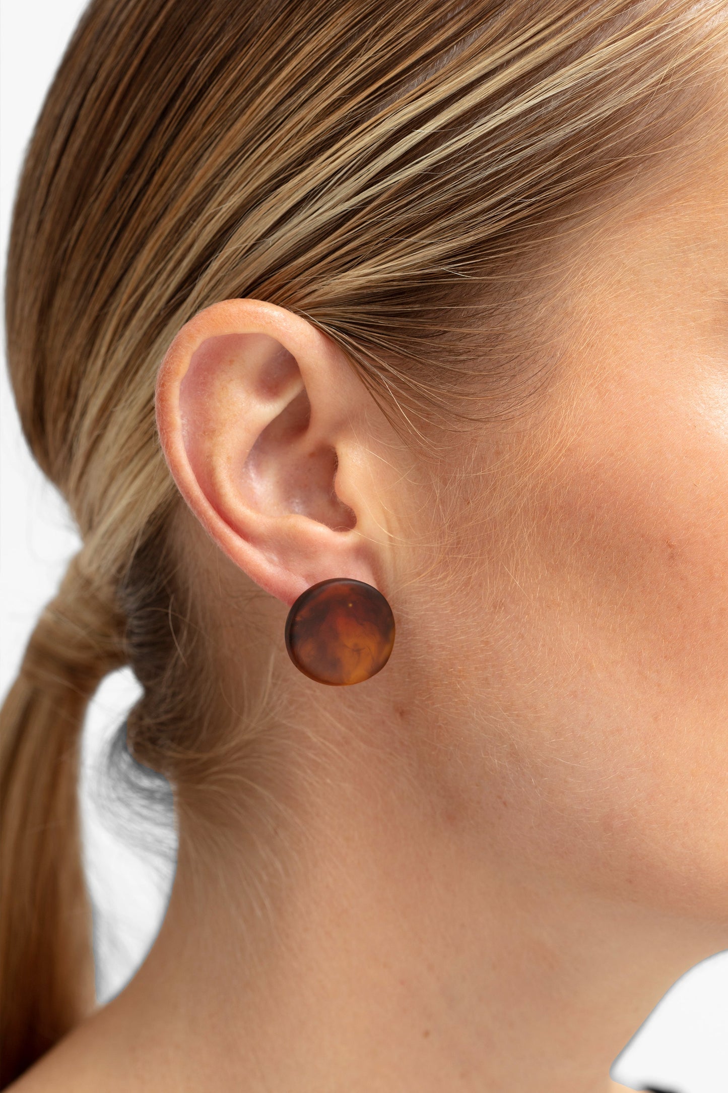 Aki Organic Circular Shaped Resin Stud Earring Model Crop | TORTOISE SHELL