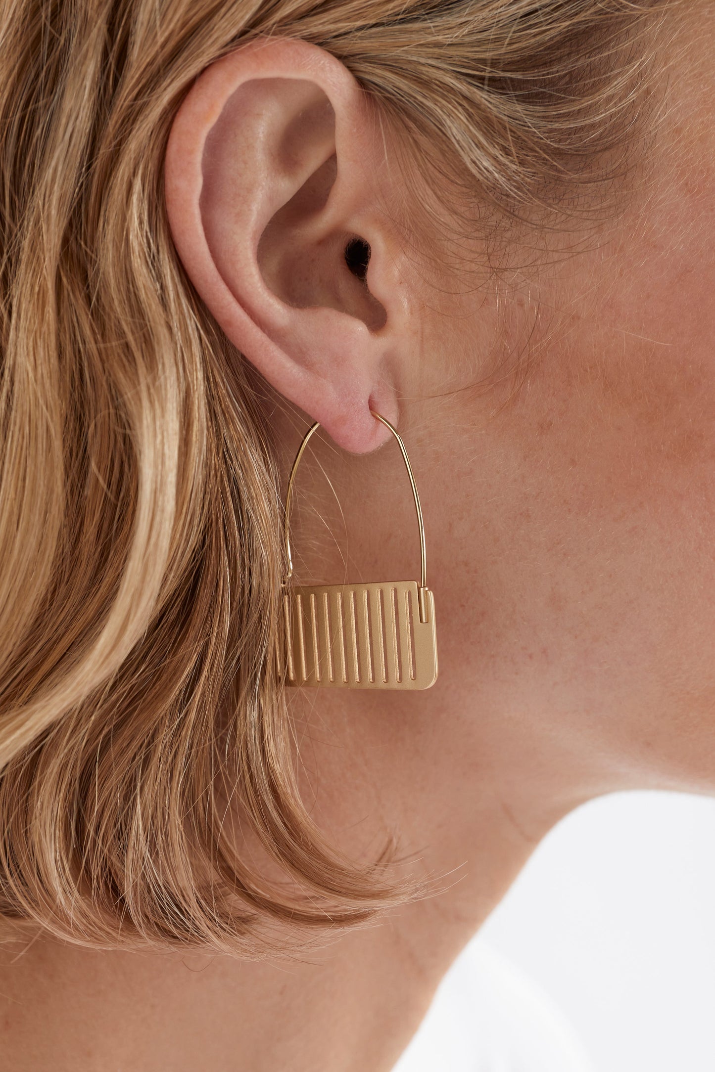 Gris Loop Metal Earring Model Detail | GOLD