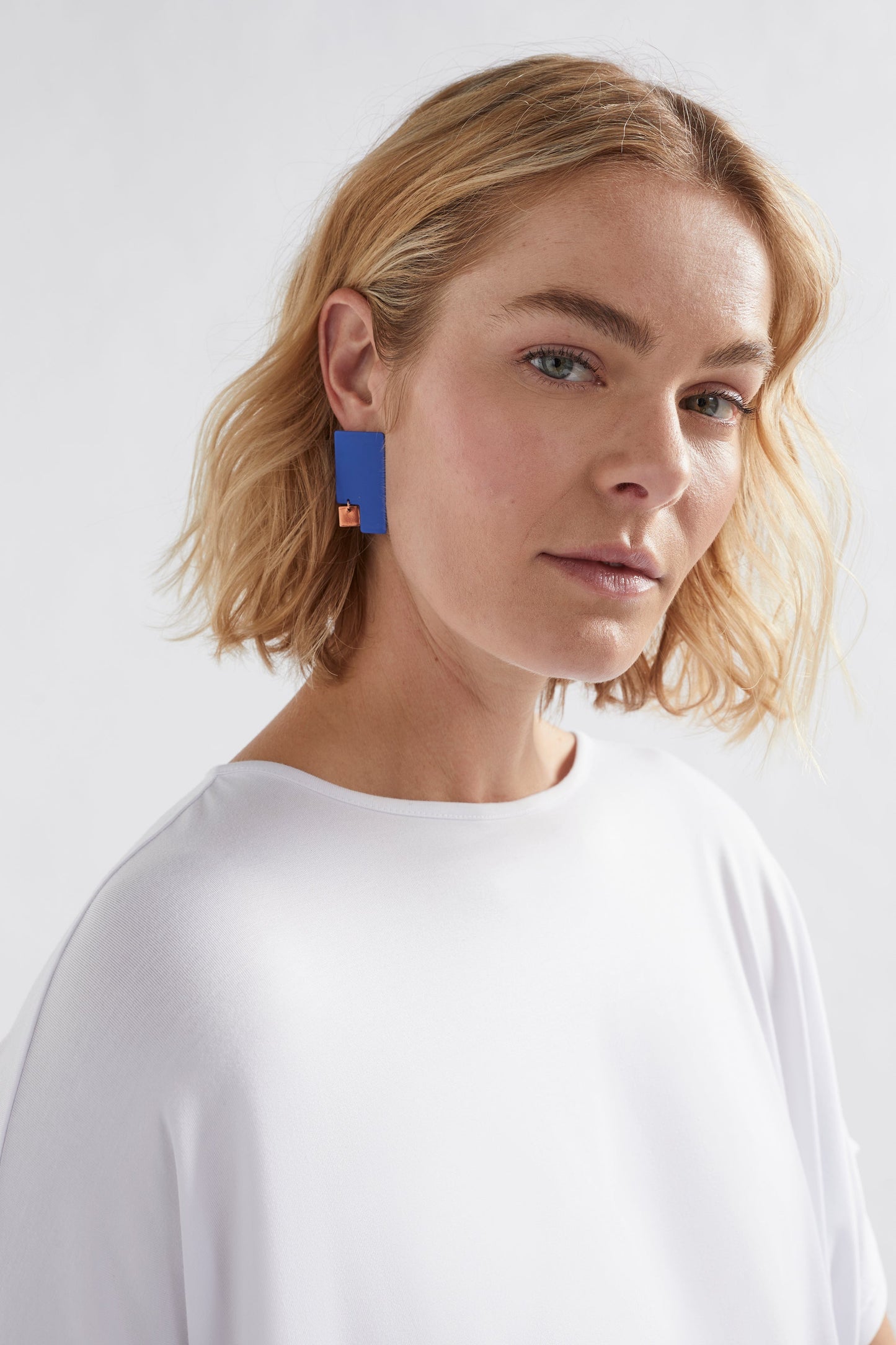 Maddi Geometric Metal Stud Earring Model ELECTRIC BLUE