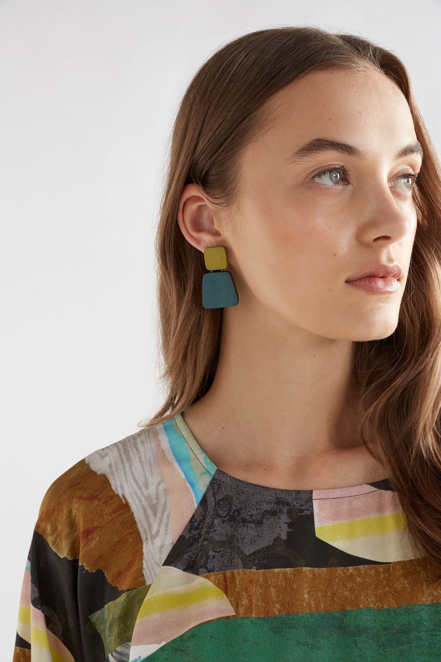 Staun Wooden Drop Earring Model | TEAL