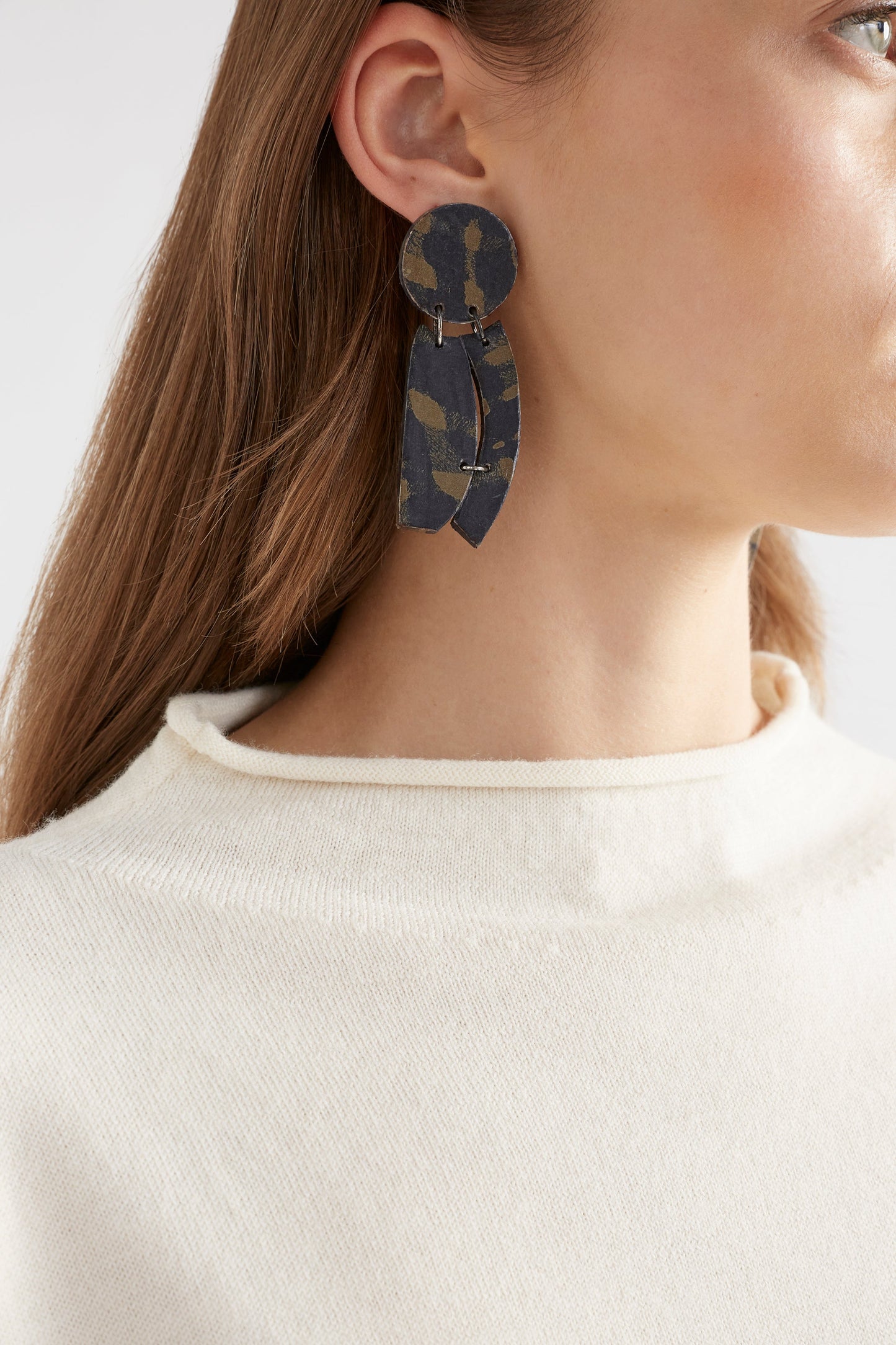 Jerra Wooden Geometric Drop Earring Model | OLIVE WARP CHECK PRINT