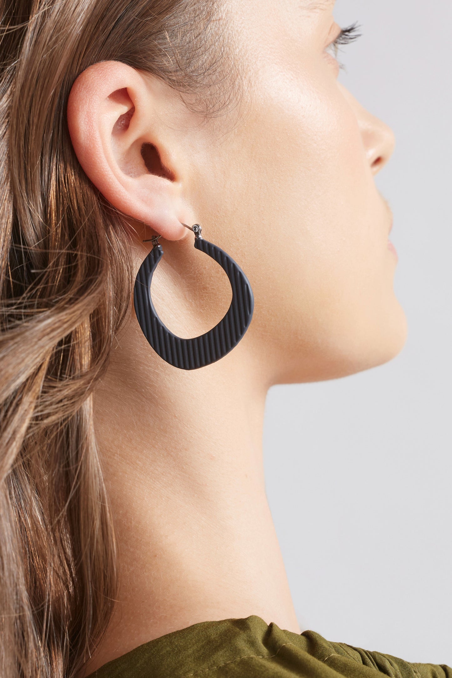 Perda Asymmetrical Coloured Medium Hoop Earring model | CARBON