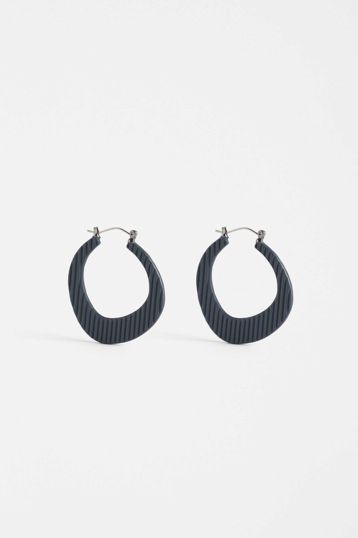 Perda Asymmetrical Coloured Medium Hoop Earring | CARBON