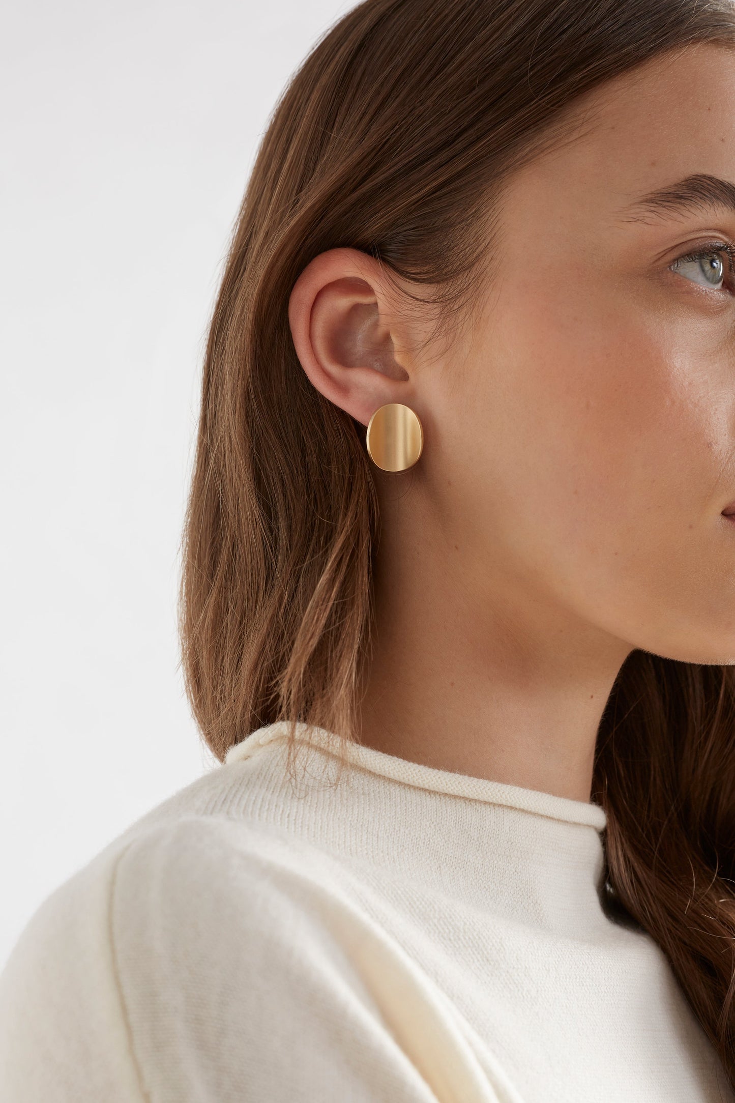 Kave Concave Oval Stud Earring Model Detail | GOLD