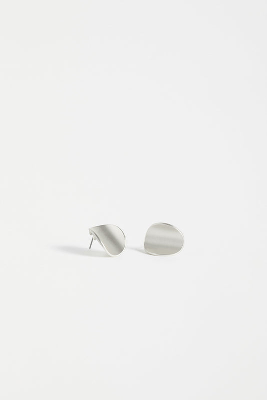 Kave Curve Disc Metallic Stud Earring | SILVER