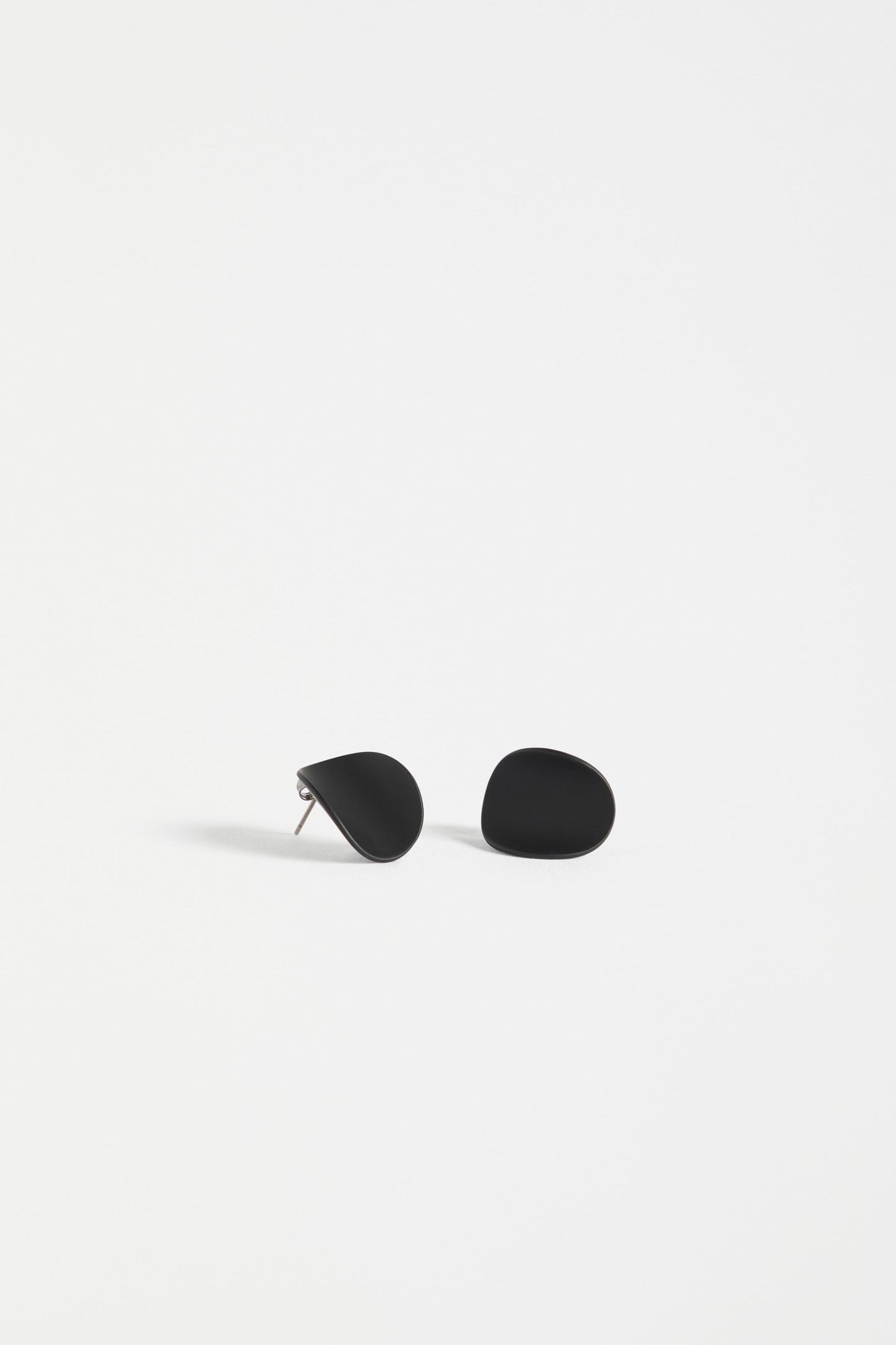 Kave Concave Oval Stud Earring | BLACK