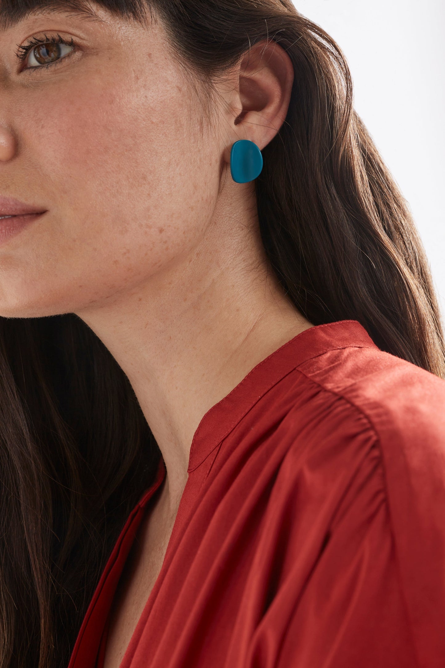 Kave Concave Oval Stud Earring Model | TEAL