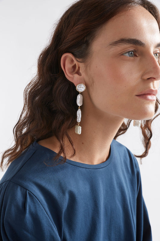 Lang Single Drop Pearl Earring Model | GOLD