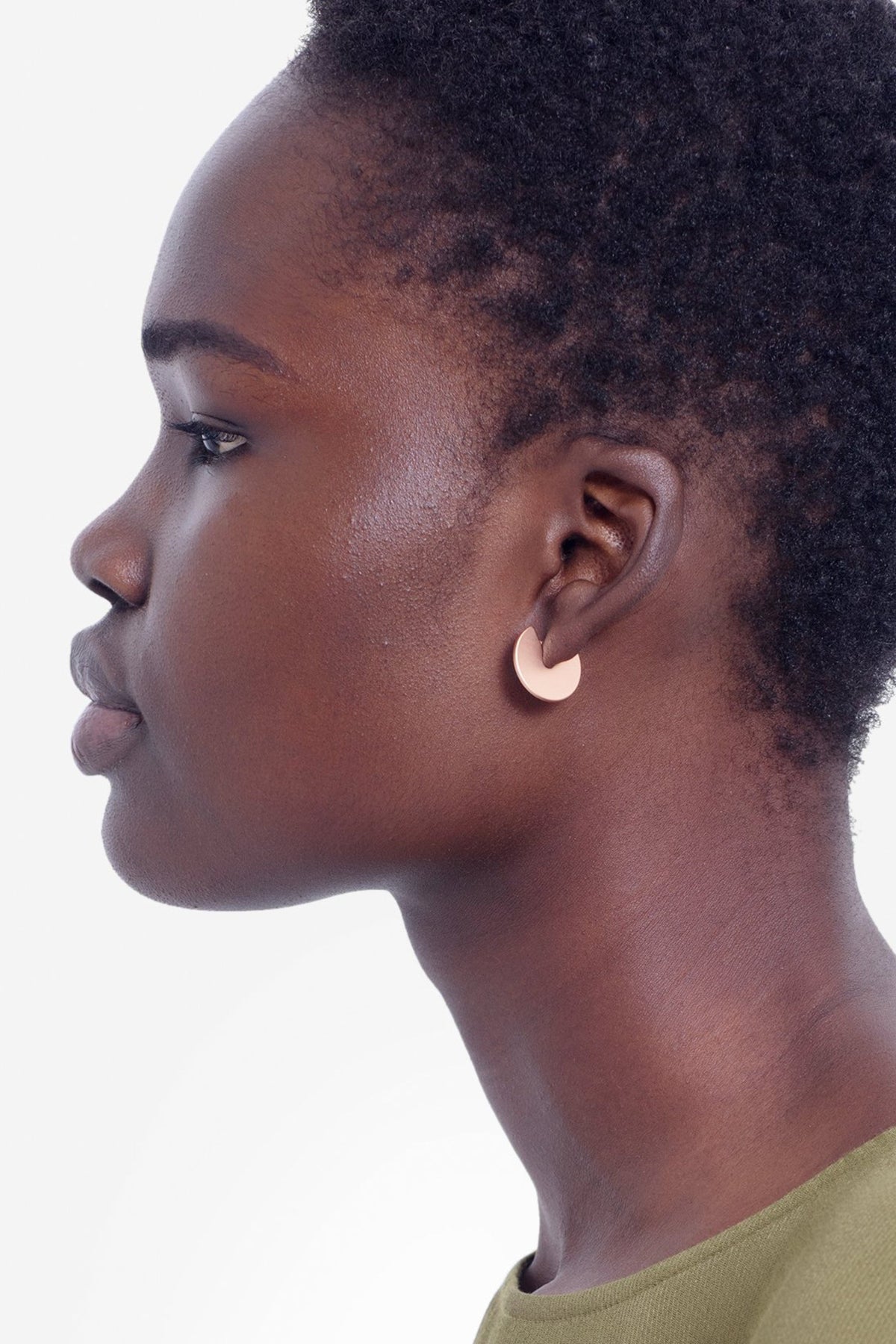 Vivi Circle Matte Metal Earring Model Side Detailed | GOLD MATTE