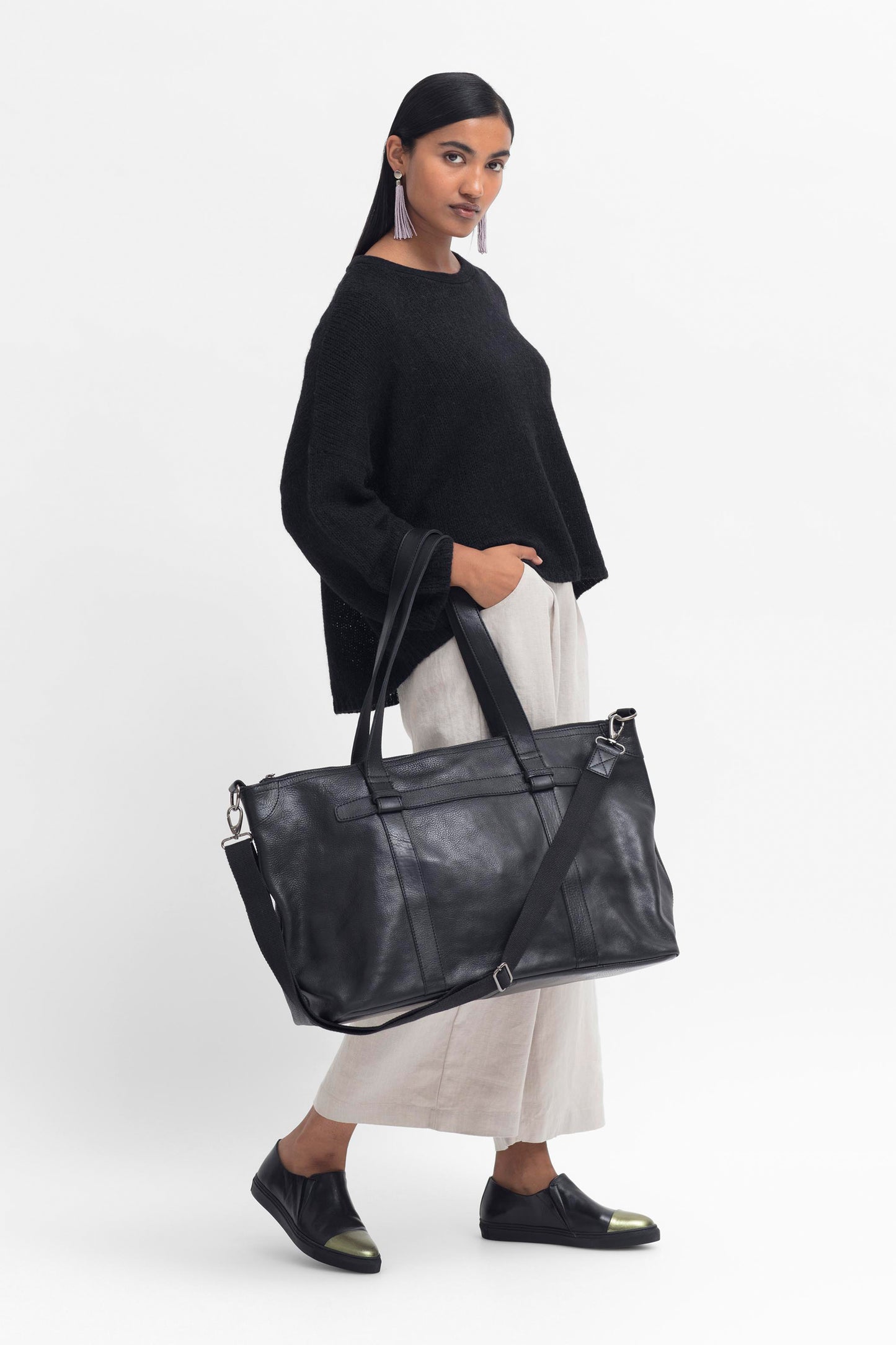 Mand Leather Overnight Bag Front Model | Black