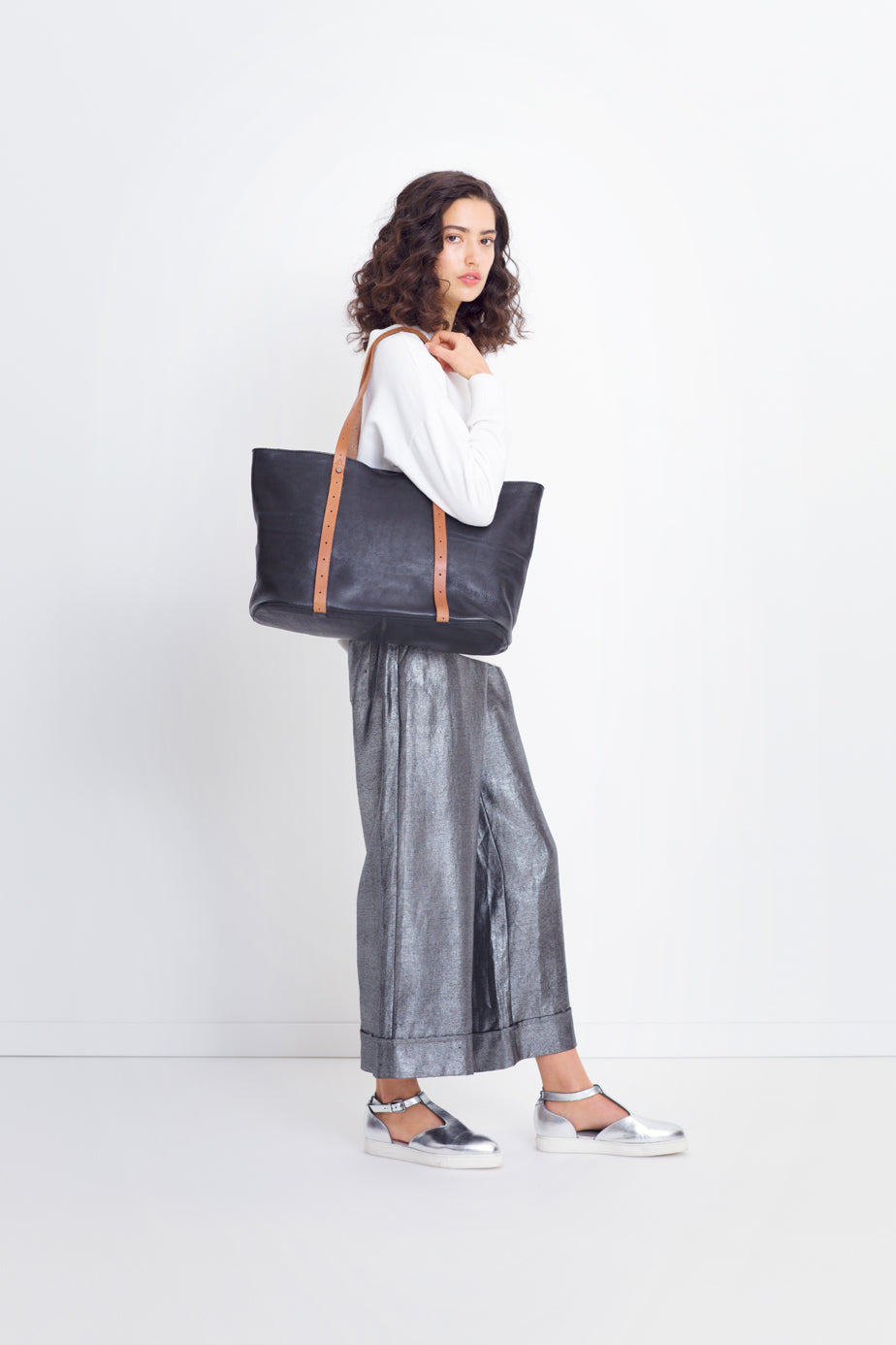 Raaka Large Leather Tote Bag model Front Black + Tan