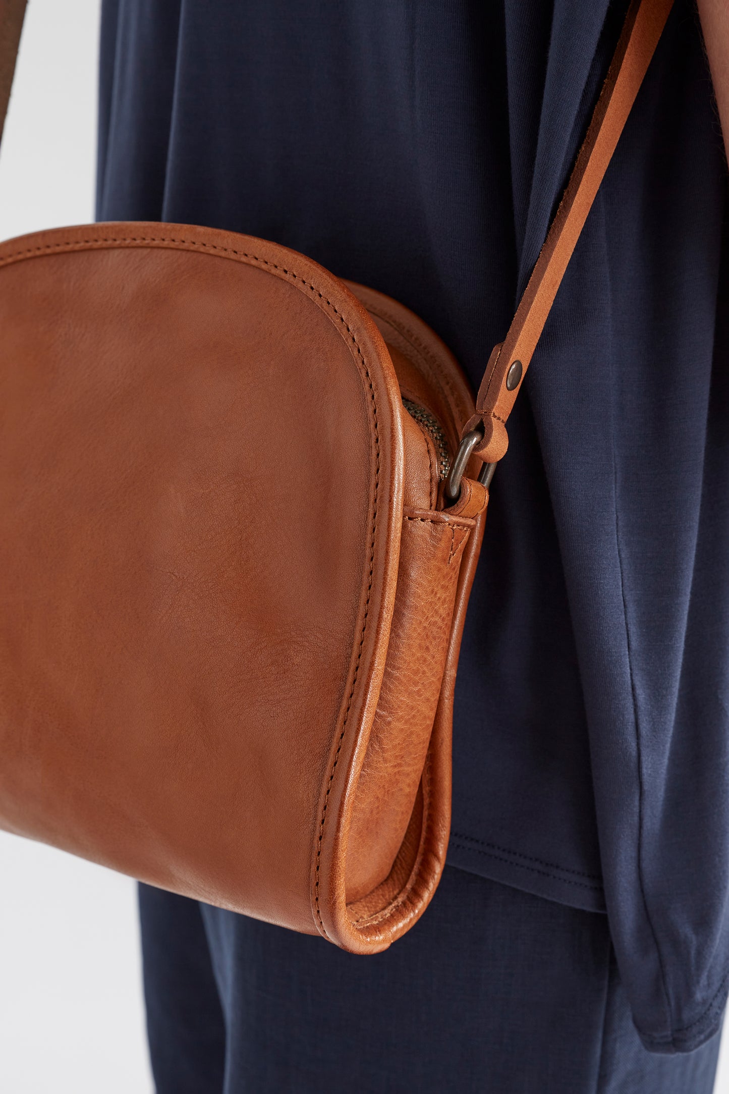 Kurva Half Moon Zip Up Leather Messenger Bag Front detail | Tan