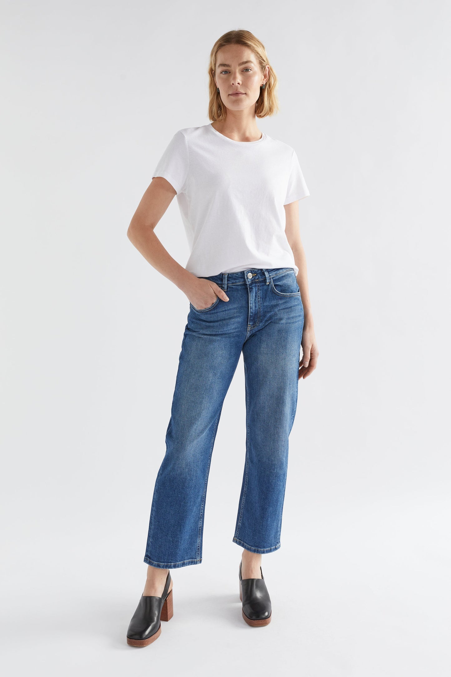 Ven Mid Wash Mid Rise Regular Fit Jean Model Front Jess New | DENIM BLUE 