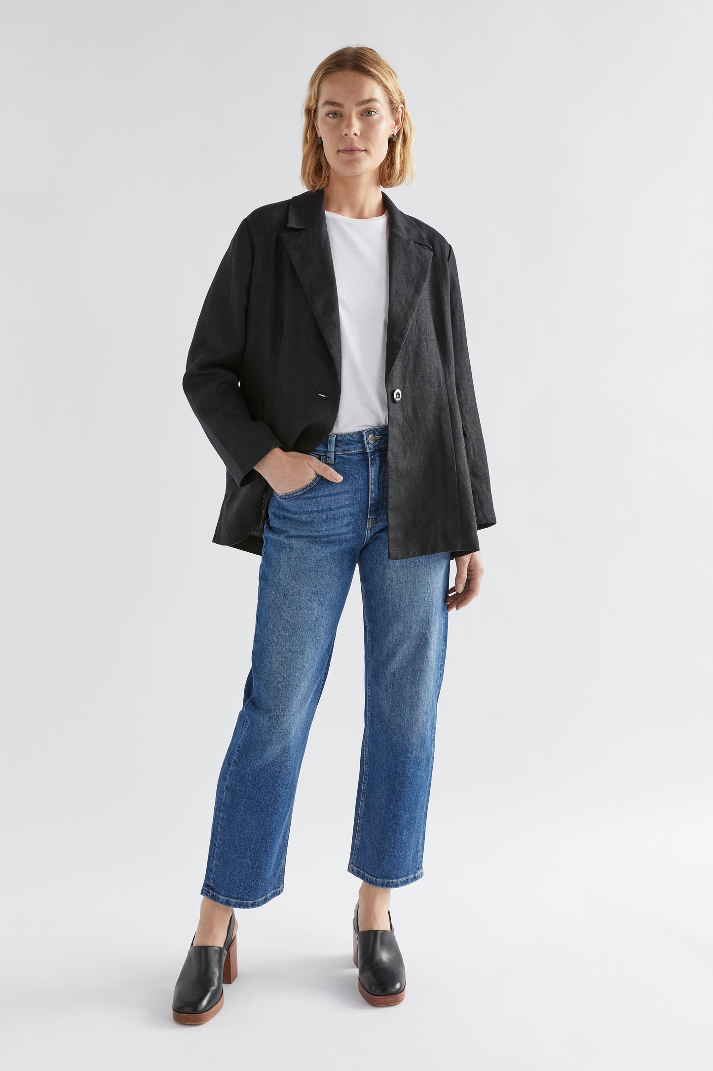 Ven Mid Wash Mid Rise Regular Fit Jean Model Front Jess New with Ilona Jacket  | DENIM BLUE 