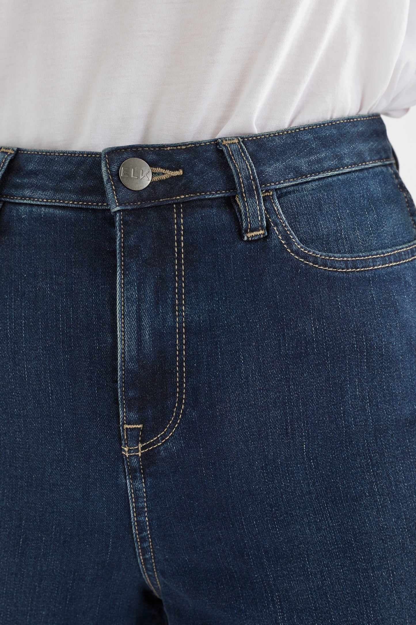 Tovi Wide Leg Jean Model Front detail New | DARK BLUE RINSE