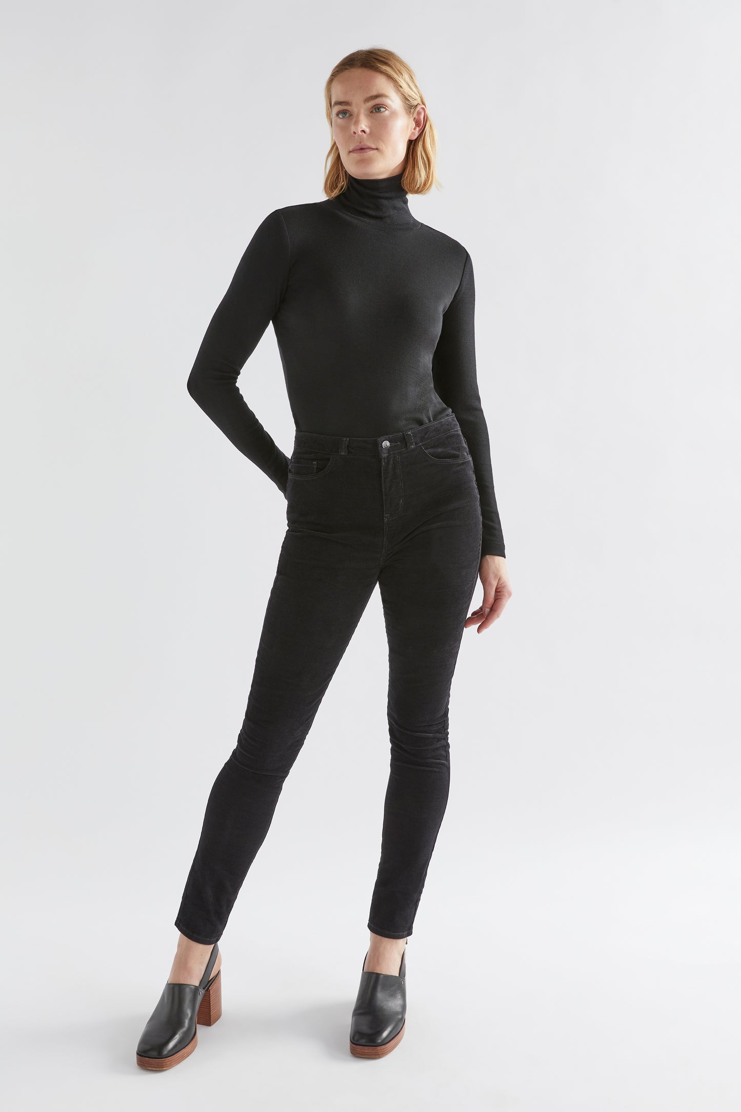 Vand Cord Skinny Jean Model Front BLACK