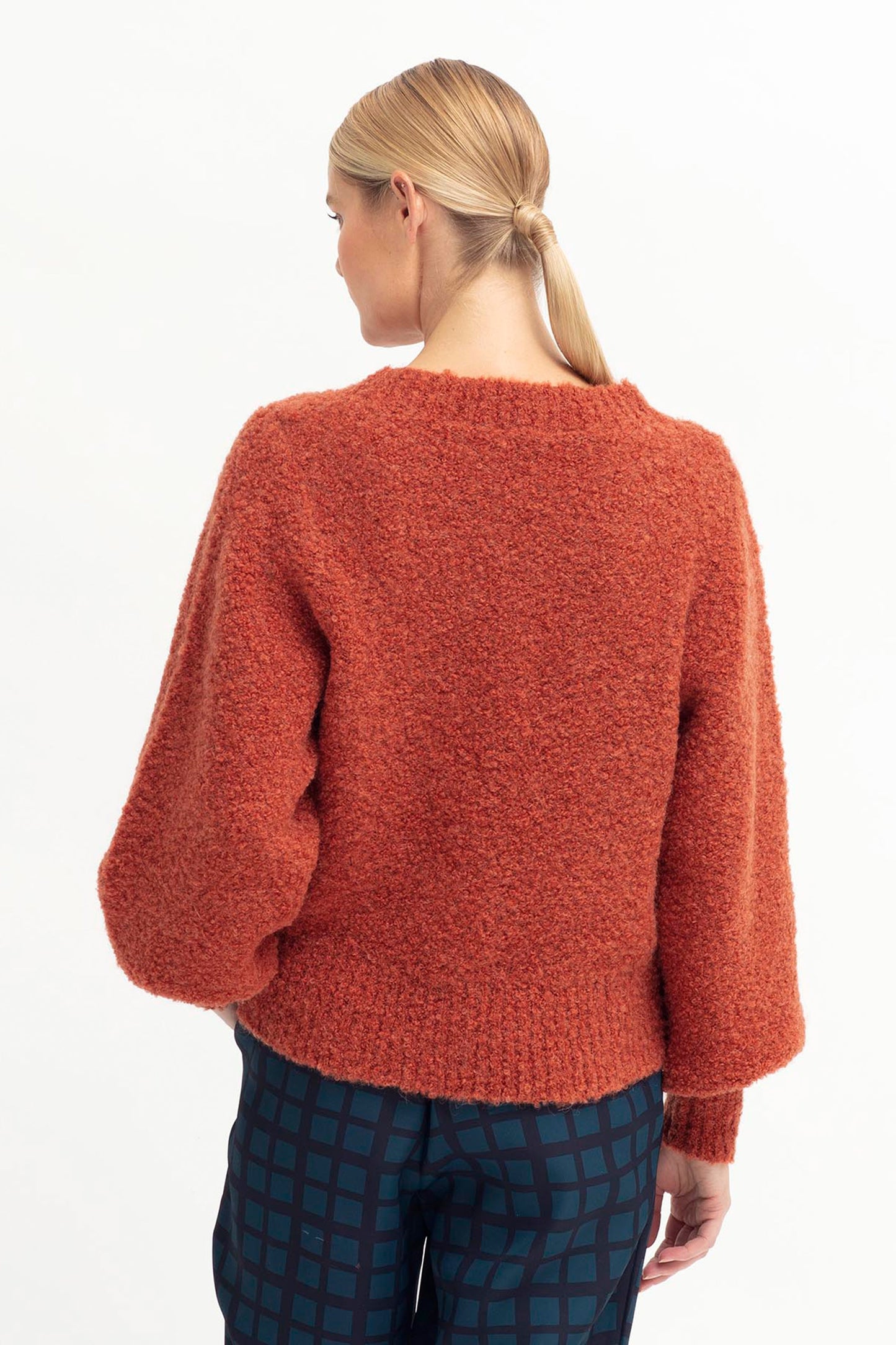 Tukko Textured Boucle Balloon Sleeve Knit Sweater Model Back | CINNAMON