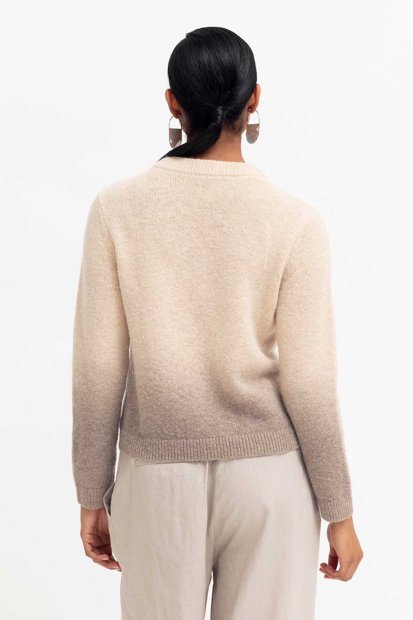Ombre Crew Neck Dip Tied Knit Sweater Model Model Back | ECRU BROWN OMBRE