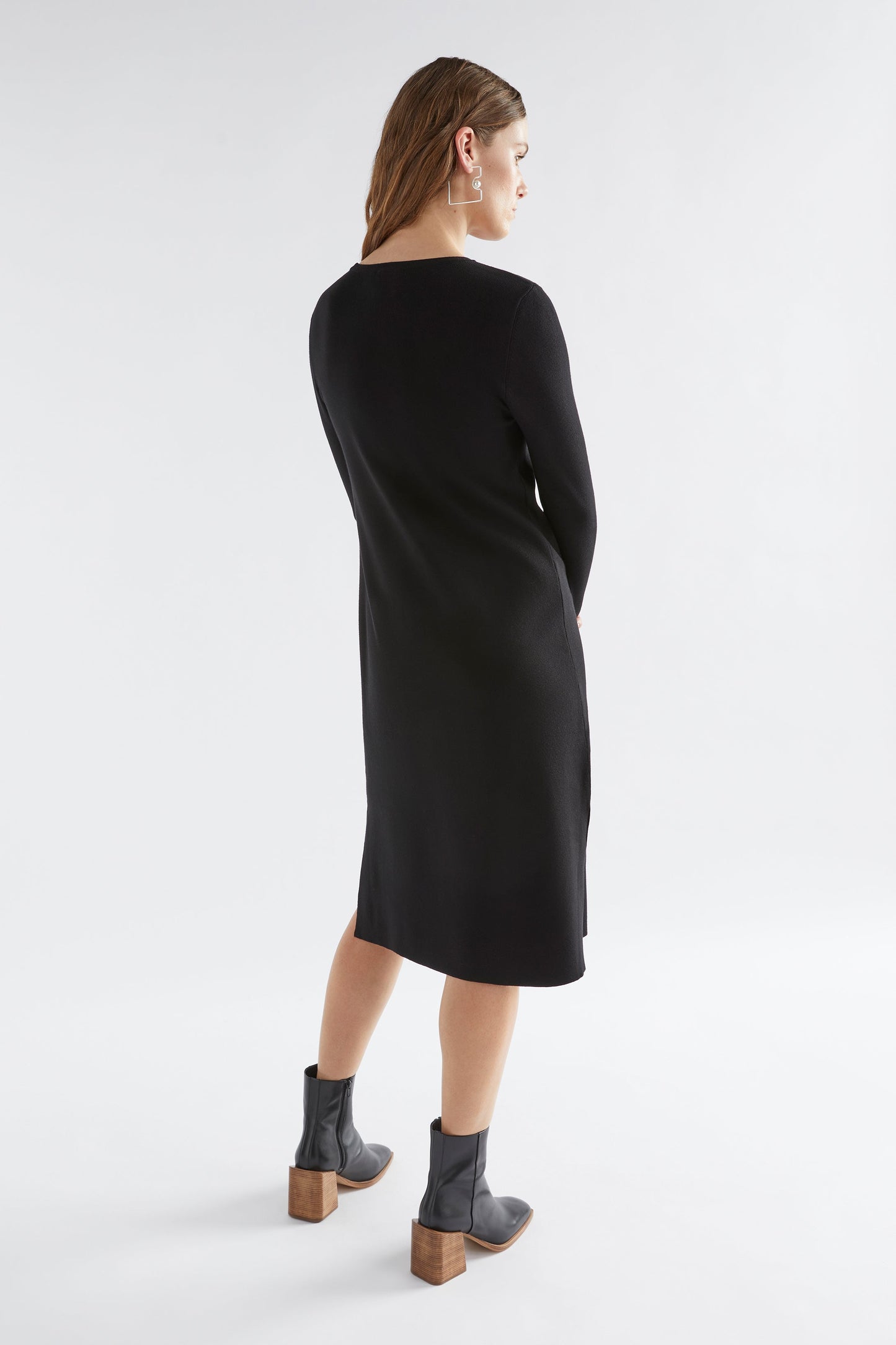 Svinge Long Long Sleeve Knit Dress Model Back | BLACK