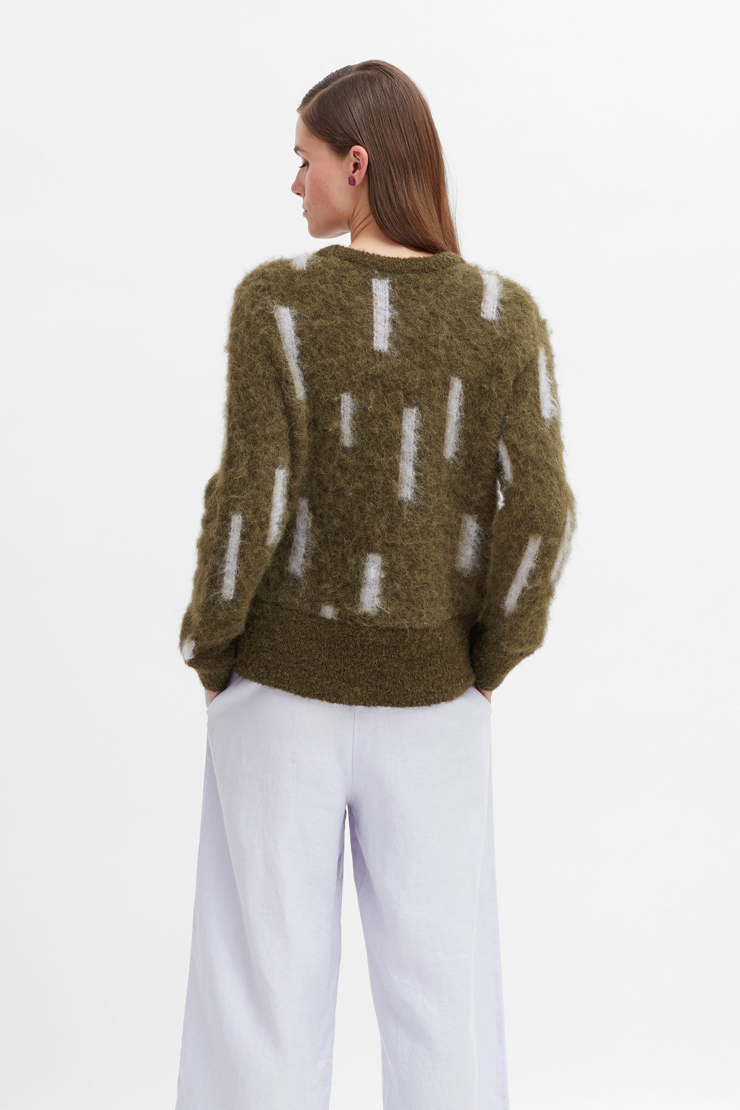 Alpaca Fuffy Flikrin Sweater Model Back | OLIVE