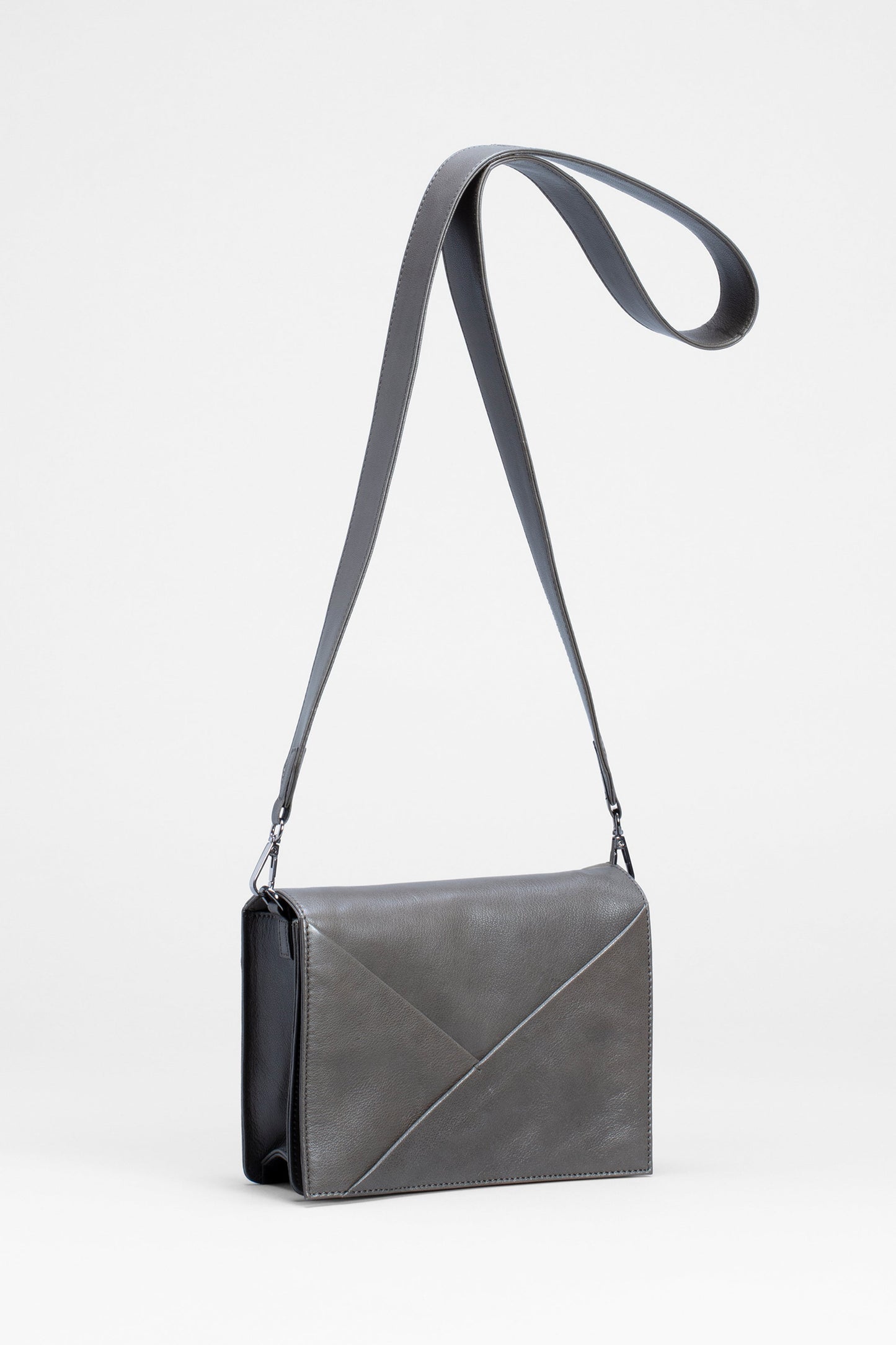Flyta Cross-body Leather Bag Front | SMOKE