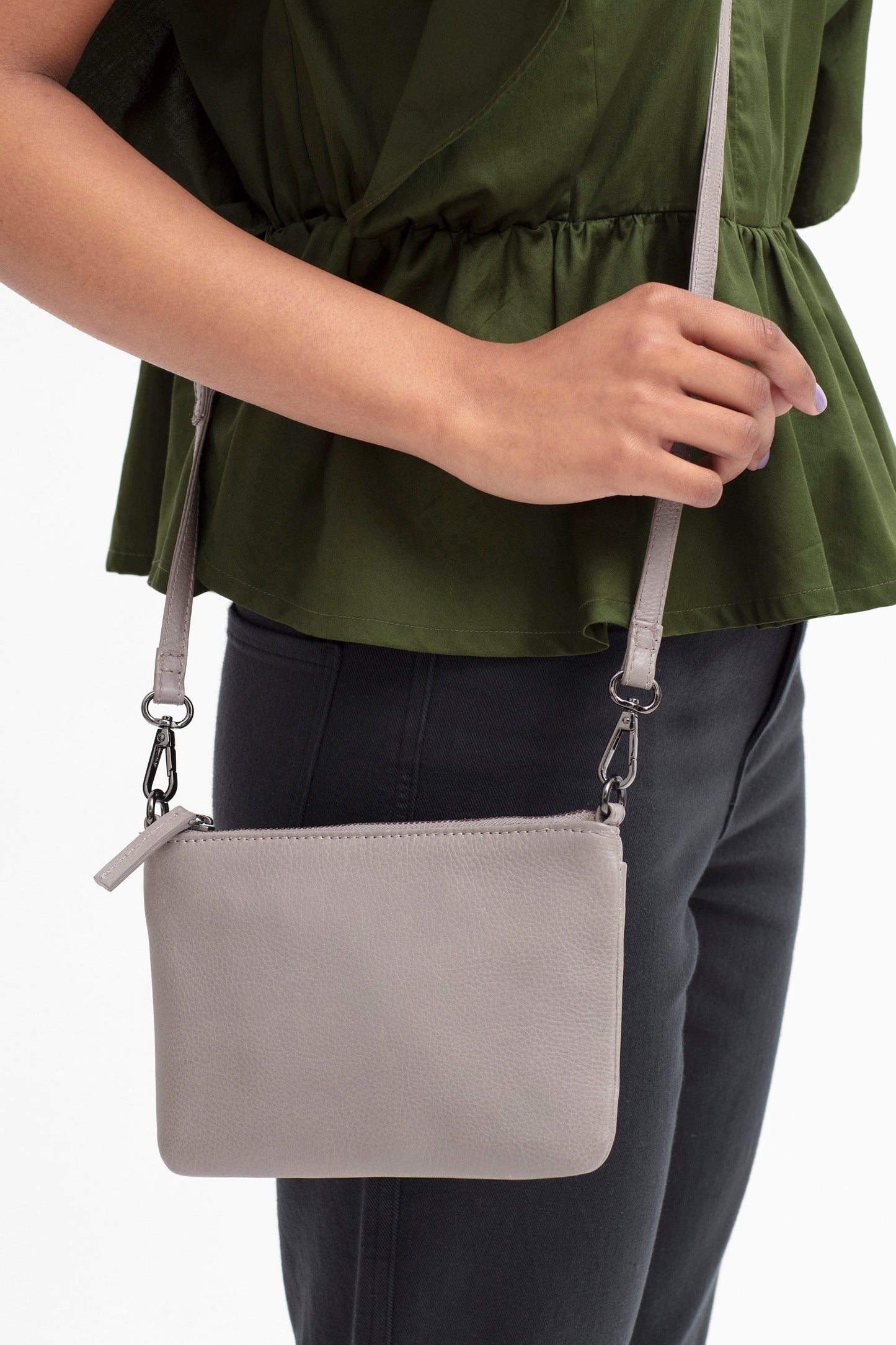 Dai remnant Leather Small Removable Strap Shoulder Bag Front model | LIGHT GREY