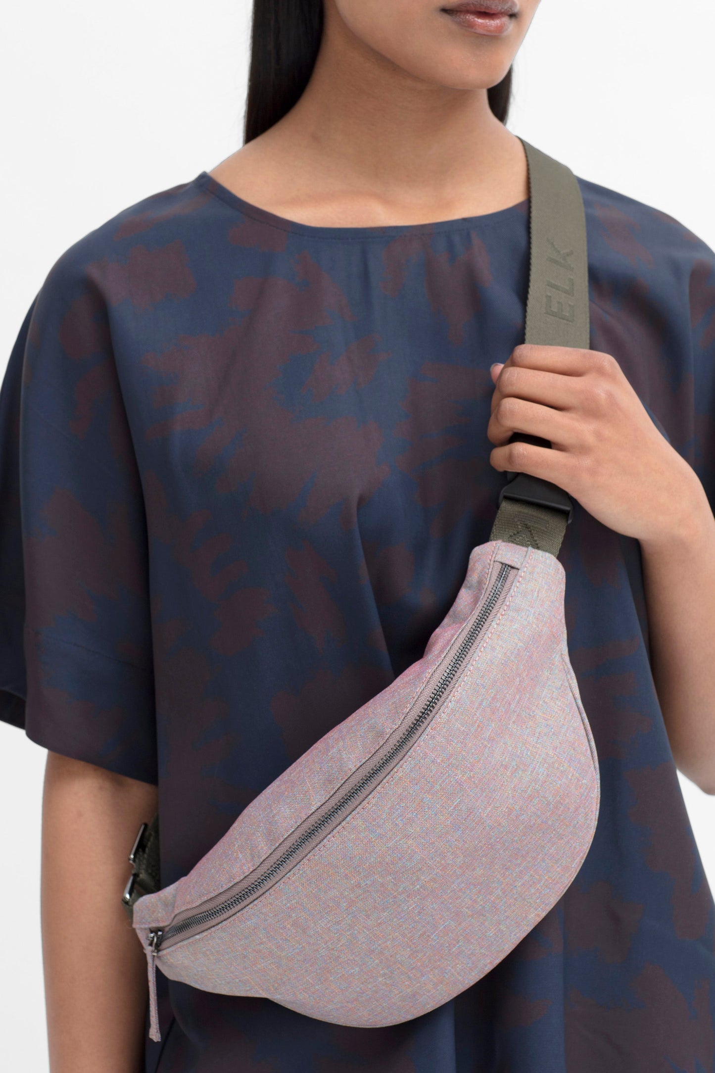 Nytte Recycled Polyester Canvas Vegan Belt Bag Model close up TOBACCO MELANGE