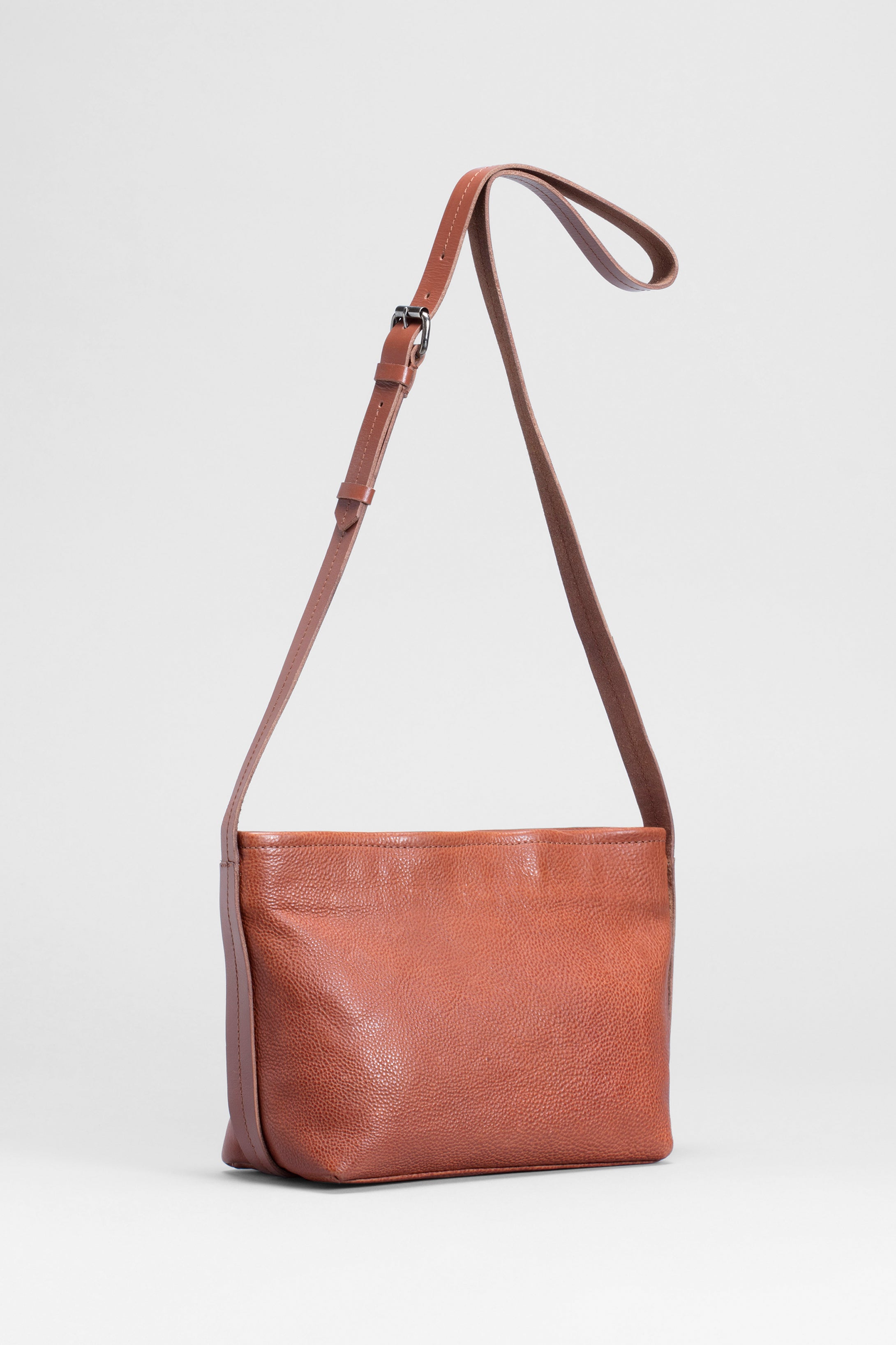 Canutte Leather Bag Front | TAN / TAN