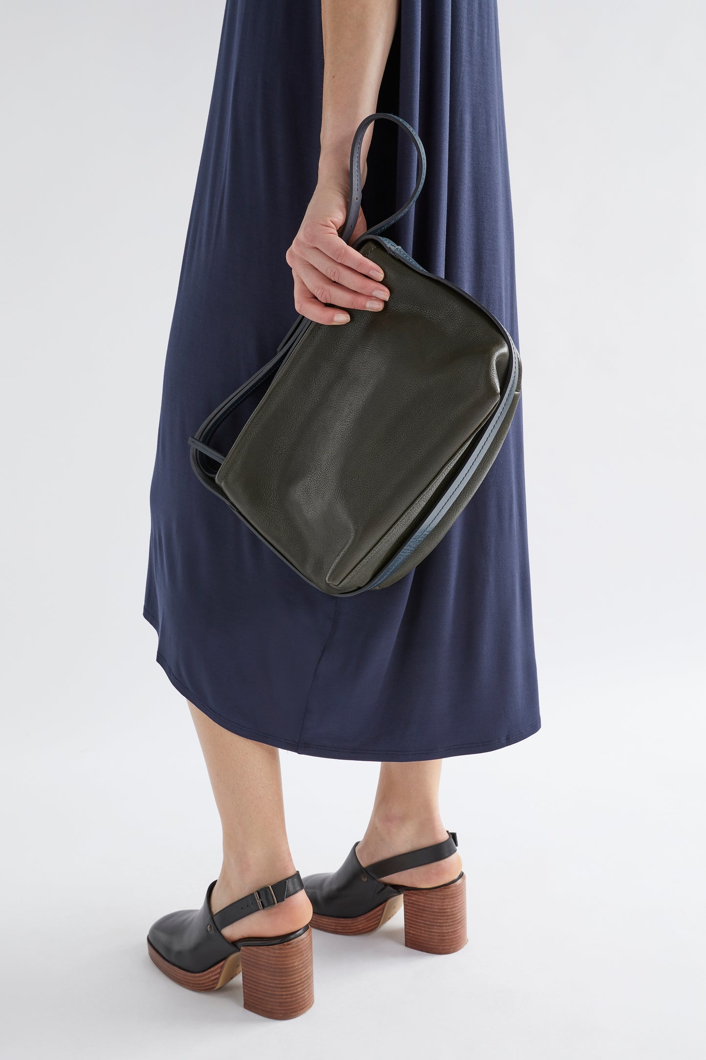 Canutte Leather Bag Front Model | GREEN TEA / NAVY