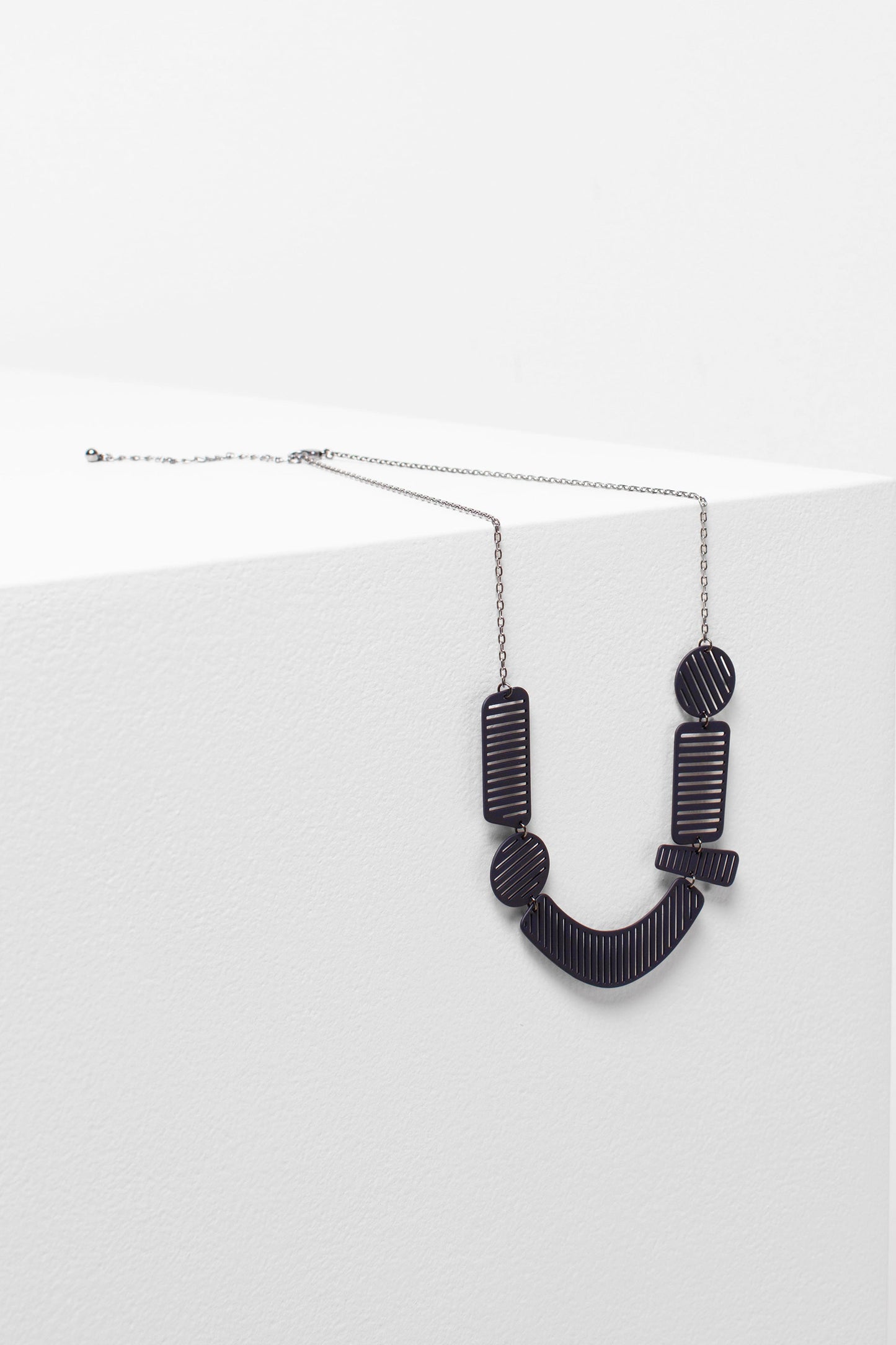 Gris Metal Pendant Chain Short Necklace | STEEL BLUE