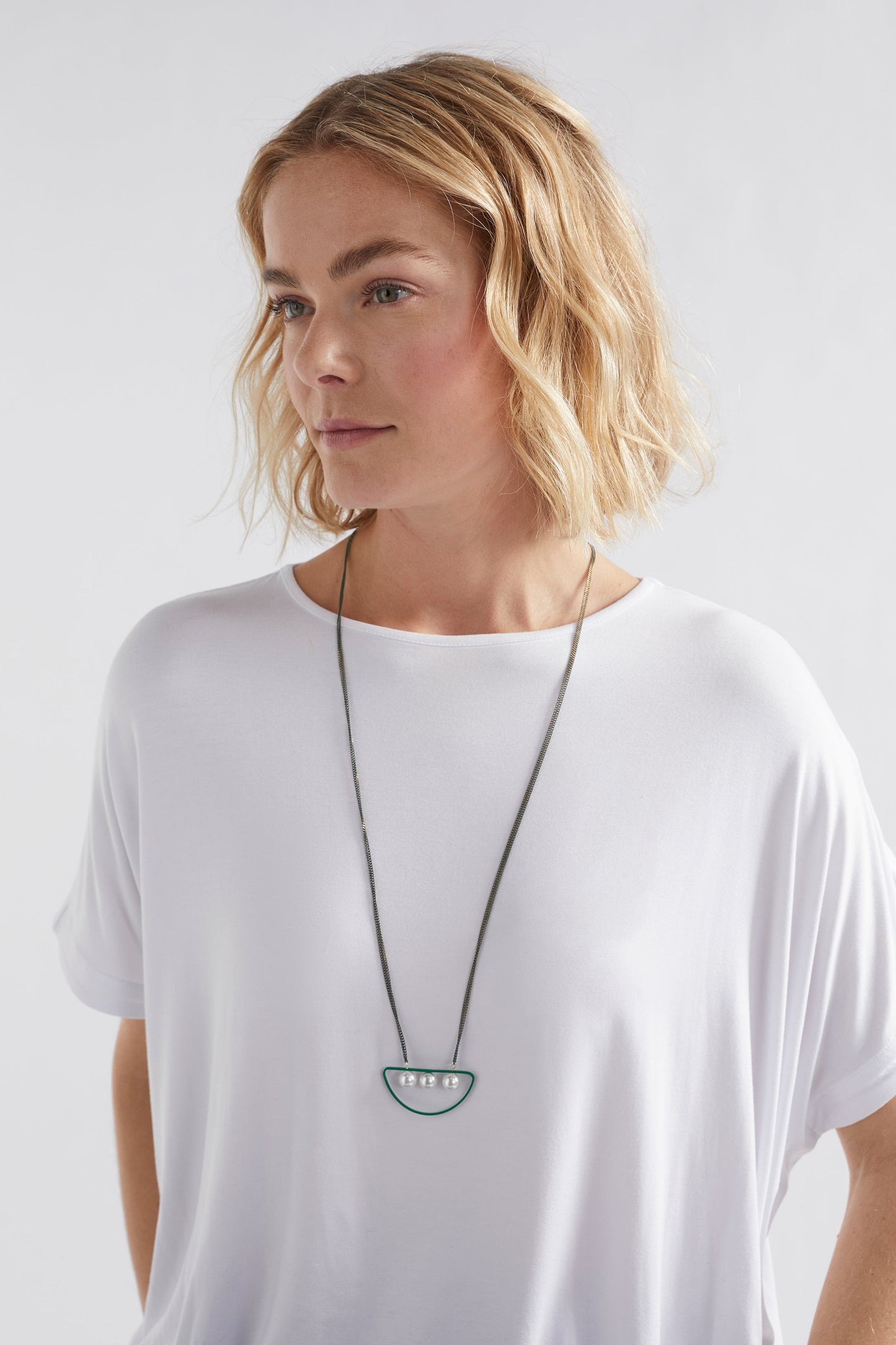 Vekk Chain and Fine Metal Pendant Pearl Necklace model | ALOE GREEN