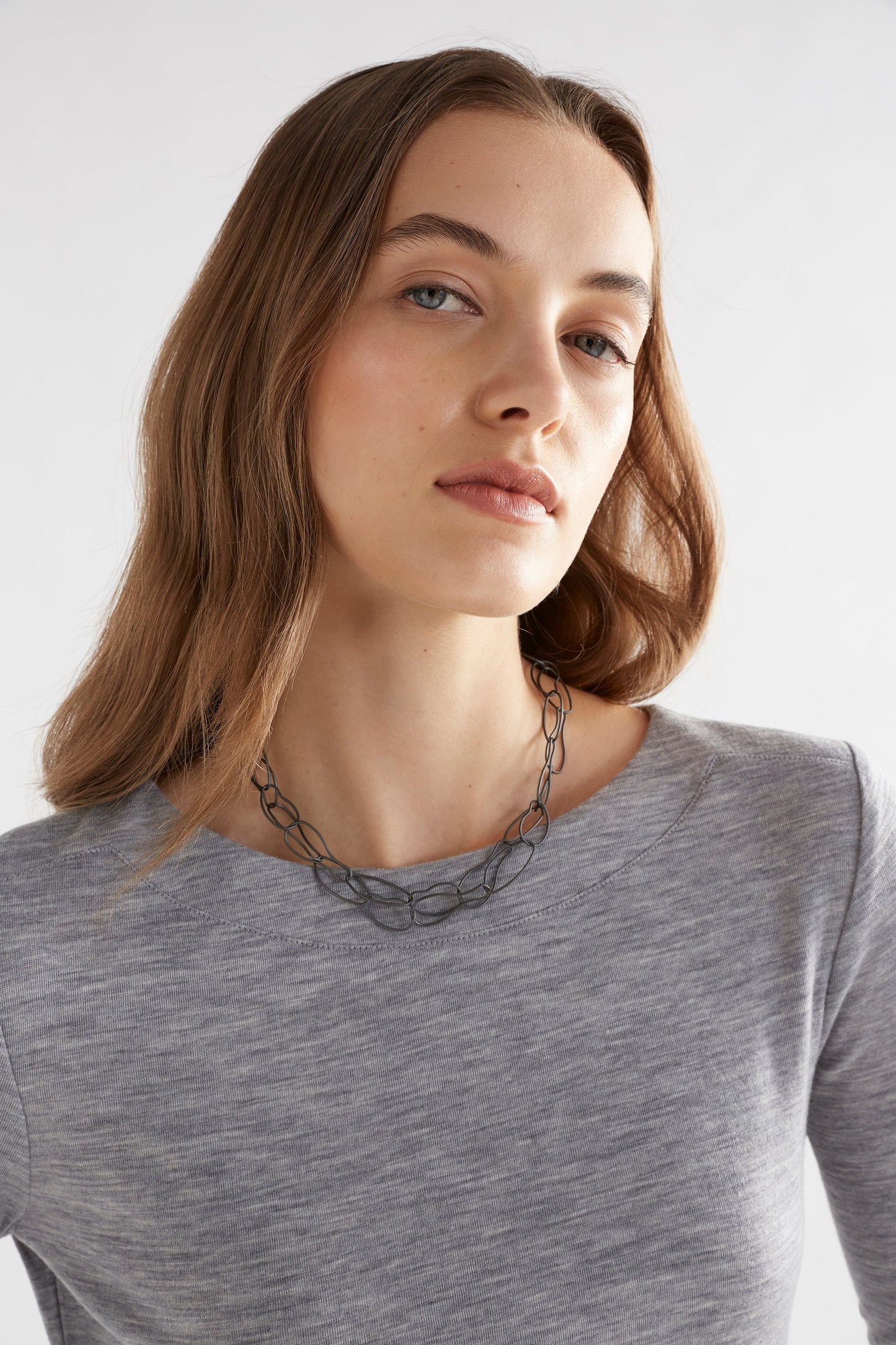 Niika Fine Organic Shaped Chain Coated Metal Necklace Model Short | GUNMETAL