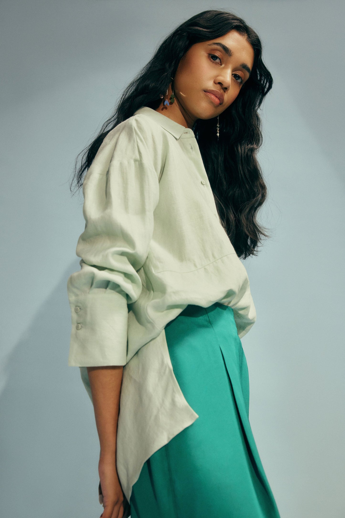 Stilla Linen Shirt with High-Low Hem and Back Pleat Detail Model Campaign | MINT